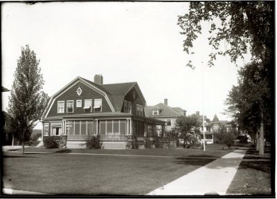 Main St
Opposited Goodall Library. The house in the foreground, 949 Main Street, is currently the law offices of Bourque and Clegg. The next house is the Oakwood Inn. The house in the distance, with the round tower, was the home of Louis B. Goodall (now Aroma Joe's coffee shop). [2024]
